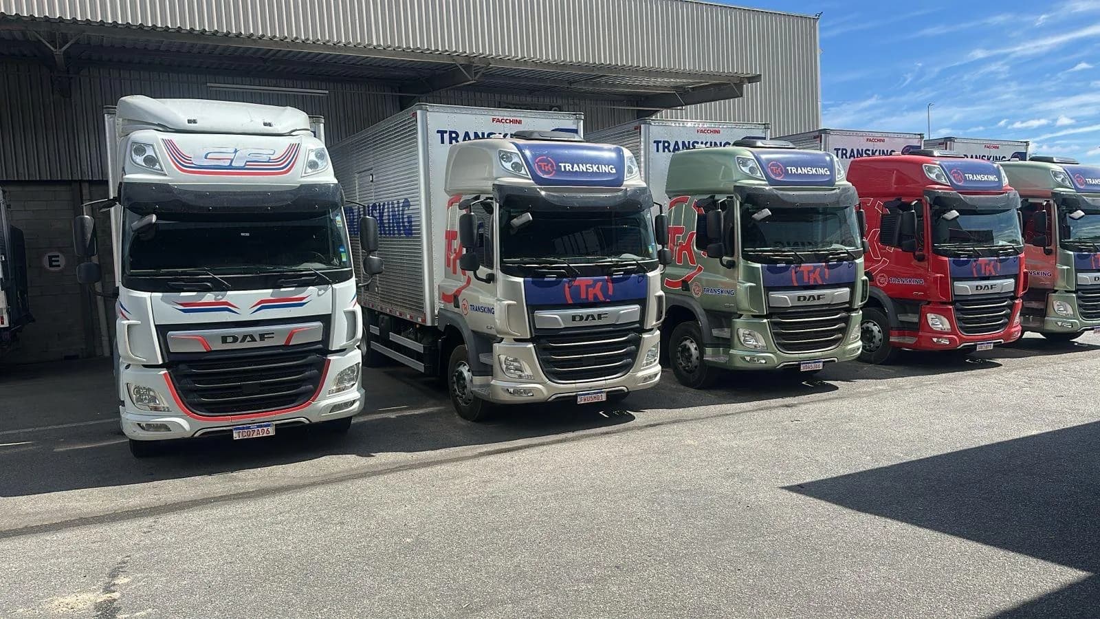 Frota Transking estacionada em patio logistico durante o dia